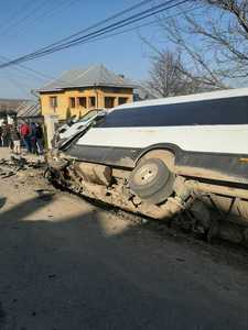 UPDATE - Accident în Suceava, fiind implicate un microbuz de transport elevi şi două autoturisme/ 23 de persoane, duse la spital/ În microbuz erau 19 elevi, deşi era omologat pentru 15/ Accidentul, surprins de camerele de luat vederi - FOTO, VIDEO