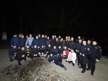 UPDATE - Verificări la Jandarmeria Braşov după ce în spaţiul public au apărut imagini cu jandarmi la o reuniune în aer liber, fără să respecte măsurile de distanţare şi fără a purta masca/ Participanţii, amendaţi cu câte 500 de lei - VIDEO