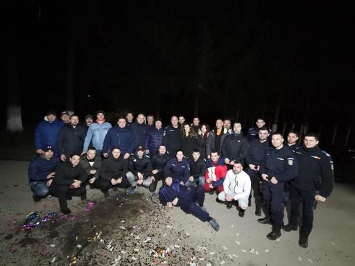 UPDATE - Verificări la Jandarmeria Braşov după ce în spaţiul public au apărut imagini cu jandarmi la o reuniune în aer liber, fără să respecte măsurile de distanţare şi fără a purta masca/ Participanţii, amendaţi cu câte 500 de lei - VIDEO