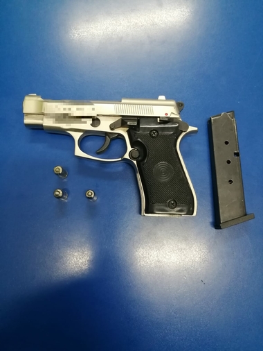 Şofer care circula cu 120 de kilometri pe oră în Craiova, urmărit pentru că nu a oprit la semnal. Poliţiştii i-au găsit în maşină un pistol şi trei cartuşe 