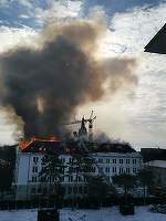 UPDATE - Incendiul de la acoperişul Palatului Administrativ din Suceava a fost localizat/ Pompierii îndepărtează învelitoarea de tablă, sub care mai sunt resturi care fumegă - FOTO, VIDEO