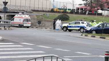 Ambulanţă rămasă blocată la intrarea într-un pasaj din Râmnicu Vâlcea, unde este semnalizată restricţia de înălţime - FOTO