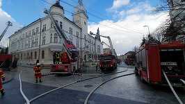 Incendiul de la acoperişul Palatului Administrativ din Suceava a fost localizat/ Pompierii îndepărtează învelitoarea de tablă, sub care mai sunt resturi care fumegă - FOTO, VIDEO