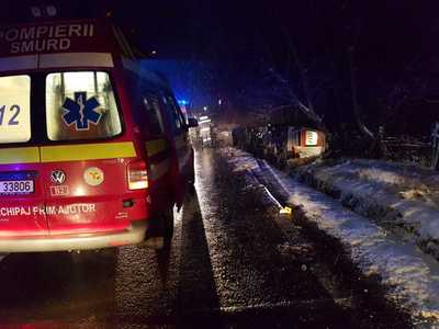 Dâmboviţa: Doi răniţi, după ce o ambulanţă a derapat şi a ieşit de pe şosea, răsturnându-se. Victimele sunt un cadru medical şi o adolescentă gravidă - FOTO
