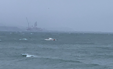 UPDATE - O navă înregistrată în Ucraina s-a scufundat în Marea Neagră. Doi marinari au murit, zece au fost salvaţi şi unul este în continuare căutat. O femeie, dusă la spital, pentru că starea i s-a înrăutăţit. Echipajul salvat, dus la Constanţa - VIDEO
