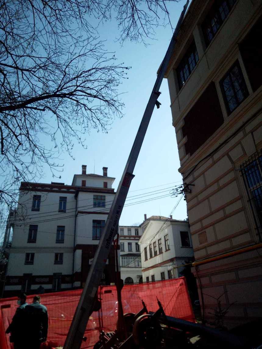 Cluj: Doi muncitori care lucrau la renovarea clădirii Facultăţii de Geografie au căzut de la aproximativ 10 metri înălţime / Ambii au fost transportaţi la spital