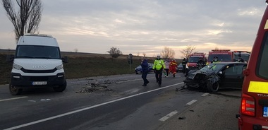 Şapte persoane au fost rănite într-un accident produs n zona localităţii Podu Iloaiei, între un microbuz şi un autoturism - FOTO