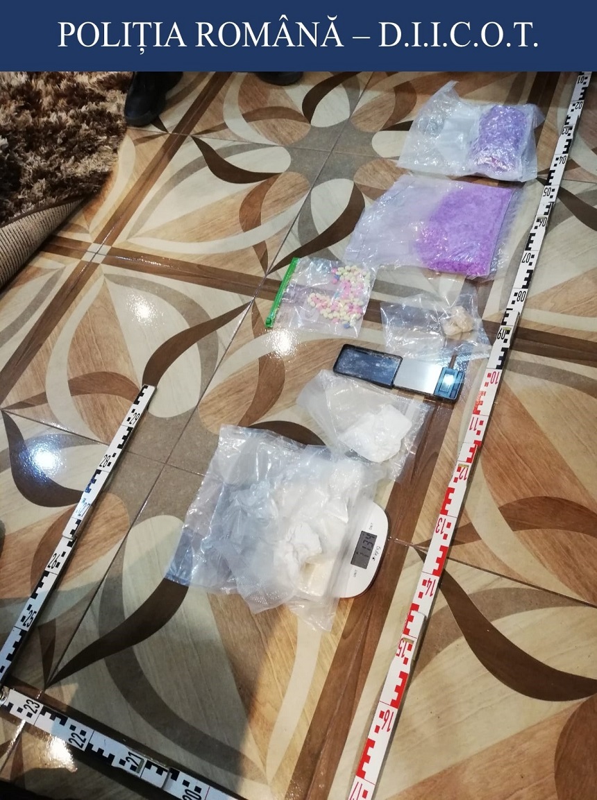 Braşov: Comprimate de ecstasy şi cocaină cu valoare de piaţă de 130.000 de euro, ridicate în urma unor descinderi ale procurorilor şi ofiţerilor antidrog 
