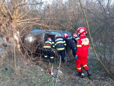 Vâlcea: Două persoane au murit după ce maşina în care se aflau s-a izbit de un copac - FOTO
