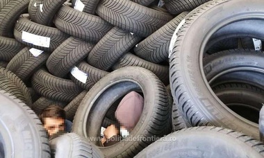 Paisprezece cetăţeni din Afganistan şi Pakistan depistaţi de poliţiştii de frontieră arădeni ascunşi în trei automarfare - FOTO
