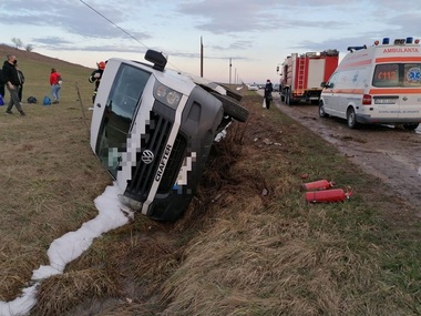 Argeş: Cinci răniţi în urma unui accident în care au fost implicate un autoturism şi un maxi taxi. Primele date arată că un şofer băut a acroşat microbuzul în timpul unei depăşiri - FOTO, VIDEO
