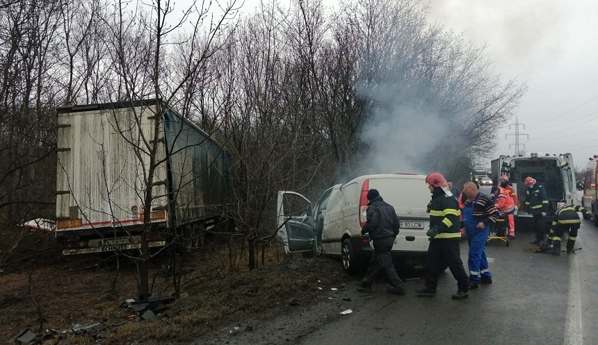 UPDATE - Incendiu după ce un autotren şi o autoutilitară s-au ciocnit, pe centura Buzăului -  o persoană a decedat - FOTO