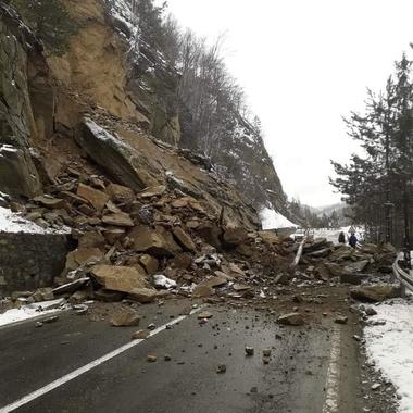 UPDATE - Buzău - Circulaţia pe DN 10, în zona Siriu, blocată din cauza unei alunecări masive de teren/ Un sens de mers este blocat de o stâncă de mari dimensiuni, care trebuie dinamitată - FOTO