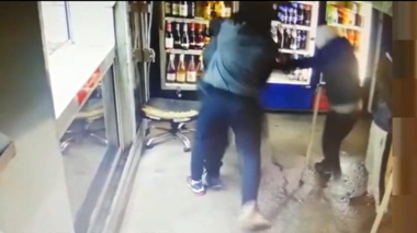 Trei bărbaţi care ar fi ameninţat-o cu un pistol de airsoft pe angajata unei staţii GPL din Sectorul 1, pentru a fura bani sau bunuri, reţinuţi - VIDEO