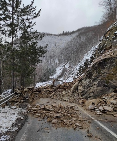 Specialiştii pirotehnicieni detonează vineri stâncile care au blocat DN10 Buzău - Braşov, în zona Siriu - FOTO