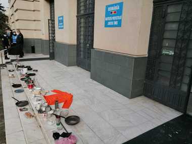 Protest cu tigăi, tacâmuri şi veselă la Prefectura Timiş. Reprezentanţii HoReCa se opun prelungirii carantinei la Timişoara - FOTO