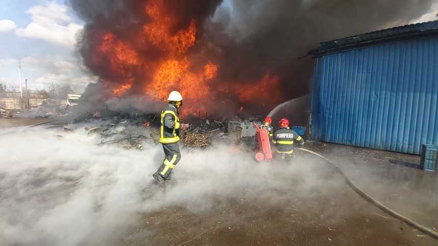 Arad: Incendiu puternic la deşeuri depozitate pe un câmp/ Pompierii au intervenit pentru a împiedica flăcările să se extindă la o hală din apropiere - FOTO, VIDEO
