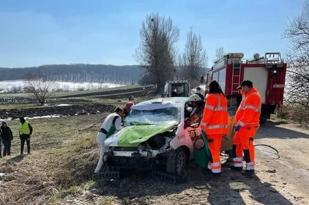 UPDATE - Accident la Raliul Braşovului: O maşină a intrat într-un cap de pod, iar copilotul a fost încarcerat / El a fost scos de echipajele de pompieri, având fracturi la ambele picioare / Echipajul implicat, din Bulgaria / Copilotul va fi operat