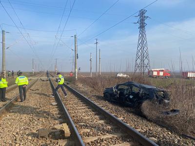 Un angajat al ISU Vrancea a murit, iar fiica sa a fost rănită după ce maşina în care se aflau a fost lovită de un tren