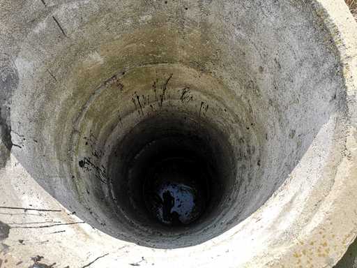 Vrancea: O fată de 17 ani a căzut într-un canal adânc de 5 metri, fiind observată de un pompier aflat în timpul liber / Victima a fost resuscitată