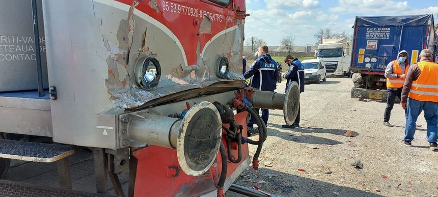 Cinci oameni, printre care un copil, răniţi uşor într-un accident feroviar, în apropiere de Timişoara/ Un tren Regio a lovit un camion - FOTO