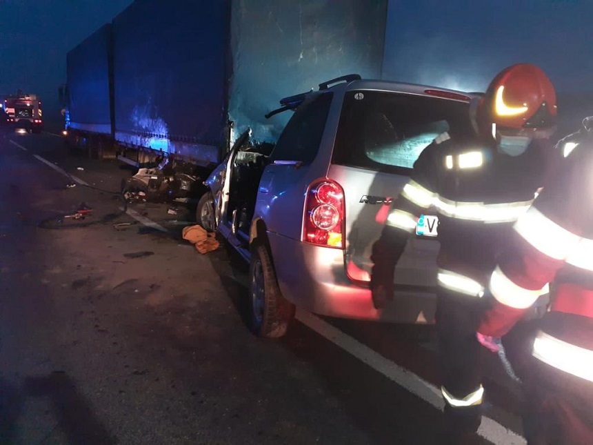 UPDATE - Galaţi - Patru persoane au murit după ce un autoturism a intrat sub un TIR / Precizările Poliţiei - FOTO