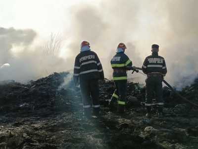 Prahova: Acţiune a pompierilor care a durat 13 ore pentru stingerea unui incendiu izbucnit pe un câmp acoperit de gunoi, lângă Ploieşti - FOTO, VIDEO