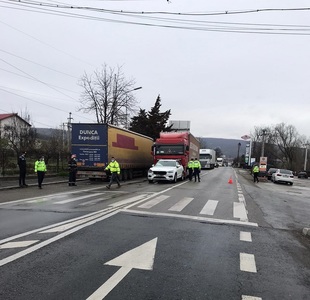 Accident cu trei victime, între care doi copii, pe DN 7, în judeţul Vâlcea. Traficul este blocat la kilometrul 177
