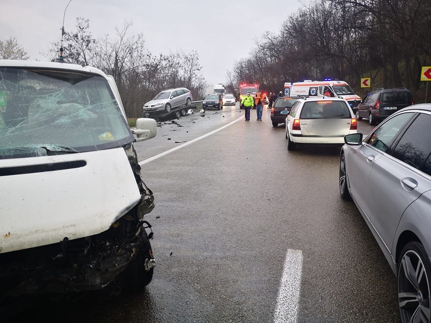 Două accidente rutiere au avut loc sâmbătă după amiază, pe DN 7, unul în judeţul Vâlcea, celălalt în Argeş - FOTO
