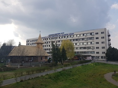 Arad: Un bărbat şi-a înjunghiat soţia, apoi s-a aruncat pe fereastră de la etajul patru al blocului în care locuia
