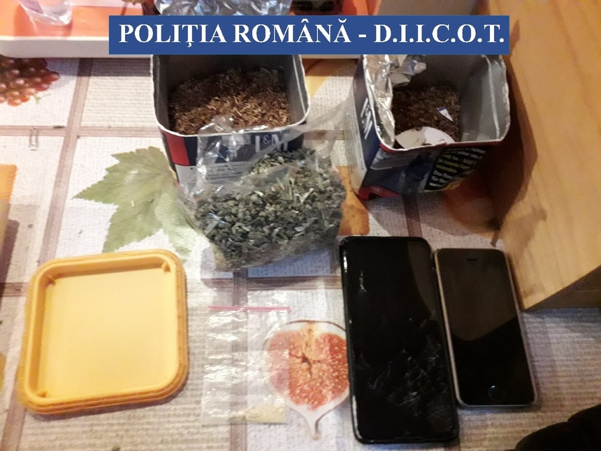 Buzău: Percheziţii la persoane suspectate de trafic de droguri / Substanţele erau vândute şi la 300 de lei pentru un gram