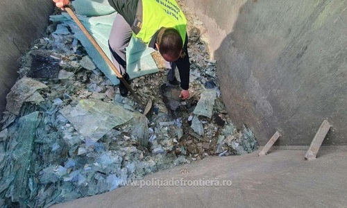 Constanţa: 22 de tone de deşeuri de sticlă spartă, descoperite de poliţiştii de frontieră într-un camion din Bulgaria
