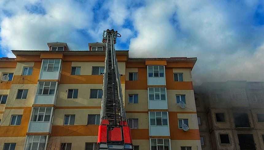 Giurgiu: Incendiu într-un bloc de locuinţe, 25 de persoane fiind evacuate / Incendiul se manifestă cu flăcără deschisă la acoperiş