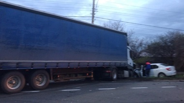 Vrancea: Patru persoane, inclusiv doi copii, rănite într-un accident în care au fost implicate două autoturisme şi un TIR - FOTO