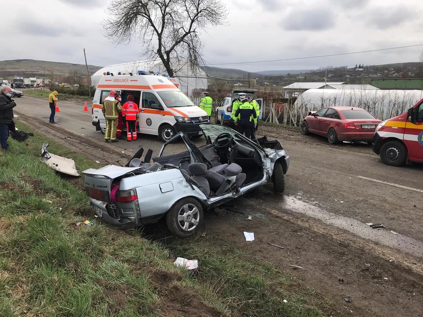 Botoşani: Două femei au murit şi alte patru persoane au fost rănite într-un accident în care au fost implicate două maşini - FOTO