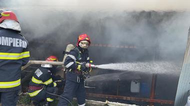 Incendiu la un service auto din Capitală, pompierii intervenind cu şase autospeciale/ O persoană a suferit arsuri - FOTO