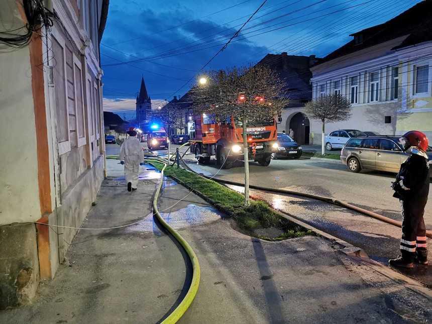Sibiu: Incendiu la acoperişul unei locuinţe, trei persoane având nevoie de îngrijirile medicilor

