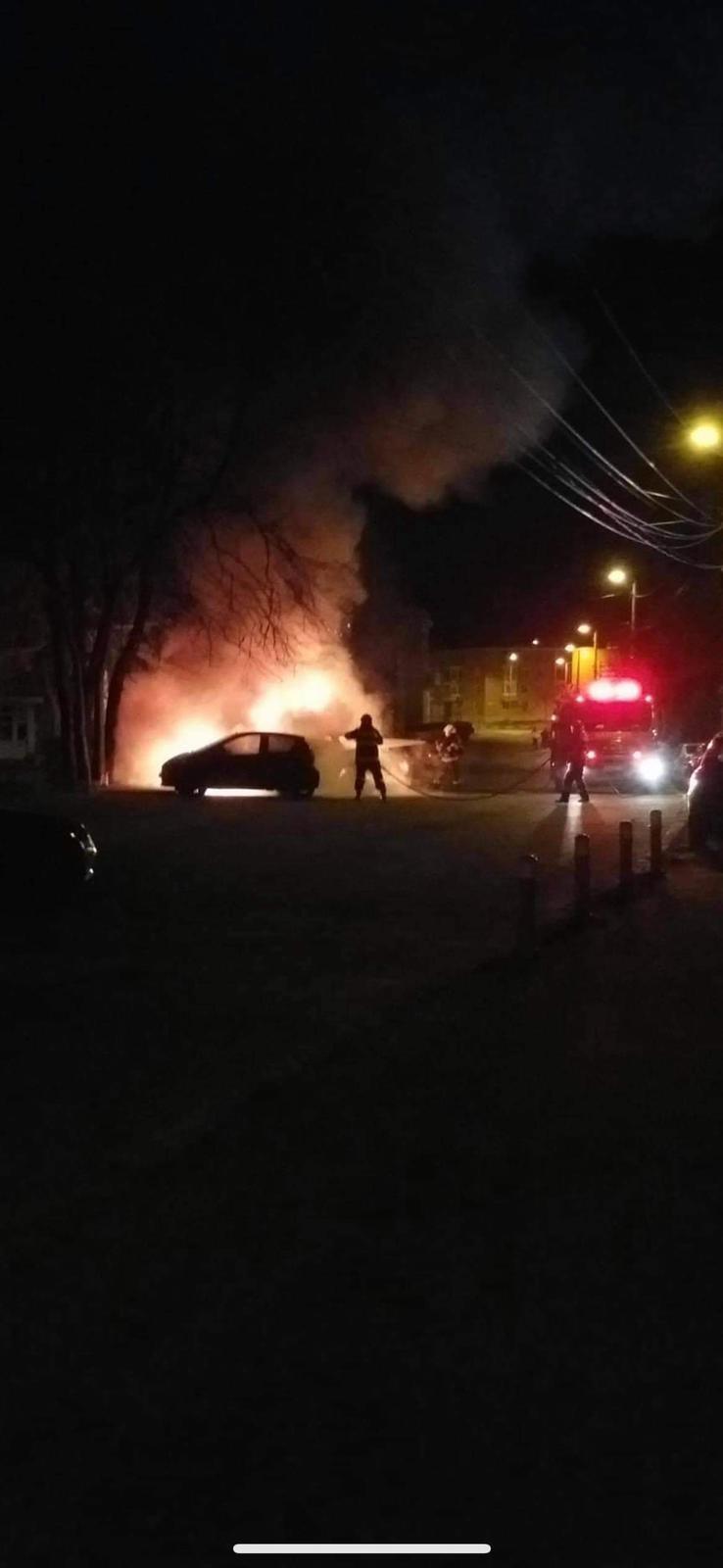 Anchetă la Tulcea, după ce persoane necunoscute au incendiat un autoturism / Maşina a ars în totalitate, alte două autoturisme parcate fiind avariate - VIDEO