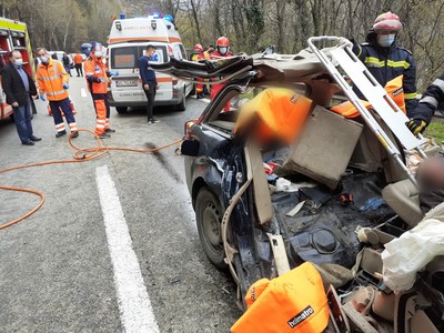 UPDATE - Vâlcea: Accident rutier pe DN 7; două persoane au murit / Un autoturism înmatriculat în Cluj a intrat sub un TIR - FOTO