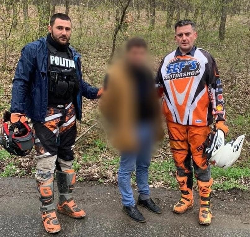 Bărbat suspectat că a ucis un tânăr şi a rănit-o pe iubita acestuia, prins de doi poliţişti din Alba, care l-au căutat cu motocicletele într-o pădure greu accesibilă