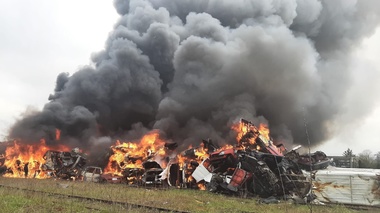 Hunedoara: Incendiu de proporţii, cu degajare mare de fum, într-un centru de colectare a fierului vechi din Simeria / Garda de Mediu măsoară gradul de poluare - FOTO