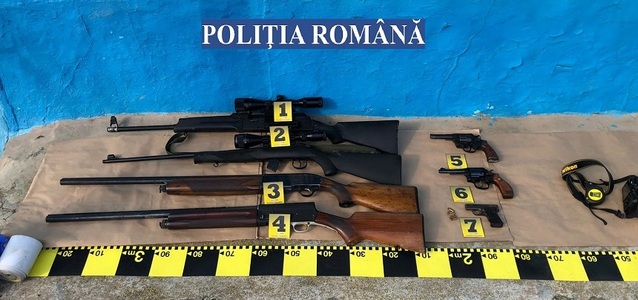 Două femei din judeţul Vrancea au fost arestate de poliţiştii buzoieni după ce au fost prinse în timp ce încercau să vândă unui buzoian mai multe arme