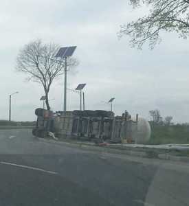 Constanţa: O cisternă încărcată cu 20 de tone de GPL s-a răsturnat într-un sens giratoriu. Nu au fost persoane rănite şi nu sunt scurgeri - VIDEO