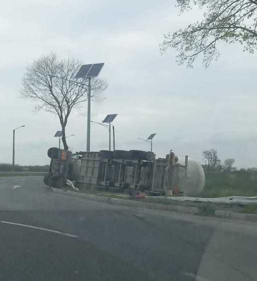 Constanţa: O cisternă încărcată cu 20 de tone de GPL s-a răsturnat într-un sens giratoriu. Nu au fost persoane rănite şi nu sunt scurgeri - VIDEO