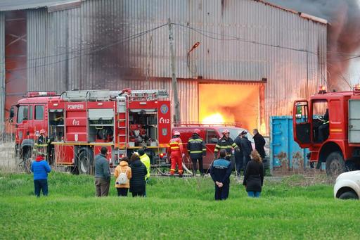 UPDATE - Buzău: Incendiu de proporţii la un centru de colectare a PET-urilor, cu risc de extindere la alte imobile / Au ars deja două TIR-uri / Focul se manifestă pe o suprafaţă de 1.500 de metri pătraţi / A fost emis mesaj RO-Alert / Lipsă de hidranţi