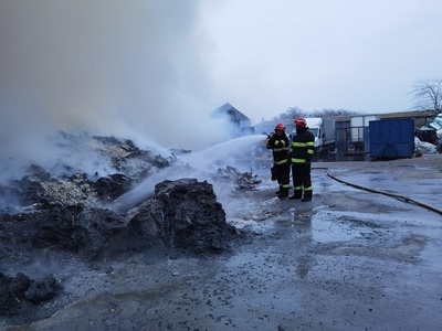 Buzău - Incendiul izbucnit marţi seară, la o societate de reciclare  încă nu a fost stins 
