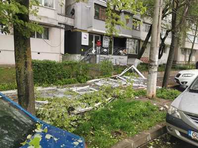 Explozie într-un apartament de la etajul 10 al unui bloc din Galaţi/ Proprietarul a suferit arsuri la mâini şi la faţă/ Geamurile de la balcon au căzut pe trotuar - VIDEO