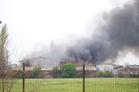 Buzău: Incendiul care a distrus o hală a unei firme de reciclare a deşeurilor a fost provocat de scântei mecanice de la un utilaj