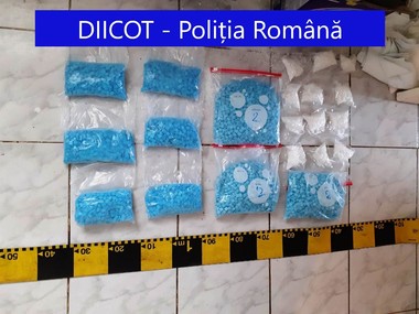 Constanţa: 18 percheziţii la o grupare specializată în trafic de droguri. Anchetatorii au ridicat mai multe tipuri de droguri, printre care cannabis, cocaină, ecstasy/ Şase persoane, reţinute - VIDEO