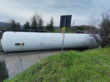 O cisternă cu 19 tone de GPL s-a răsturnat în judeţul Vaslui / Traficul în zonă este complet blocat / Pericolul iminent a fost înlăturat


